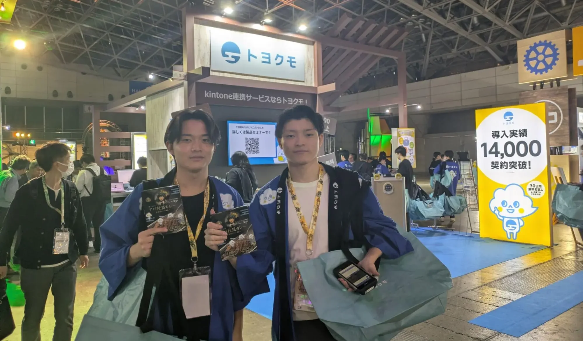 プレゼントを配布する社員